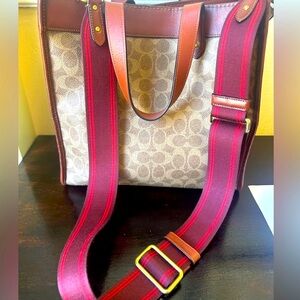 Coach Signature Tote - Authentic 💯